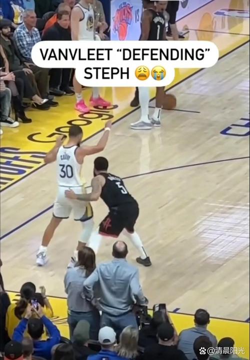NBA 球员摸篮筐易如反掌？这几位原地不跳就能做到